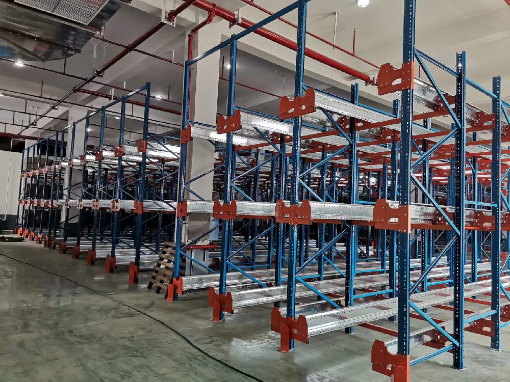 看層板貨架+穿梭式貨架如何實(shí)現(xiàn)密集存儲(chǔ)